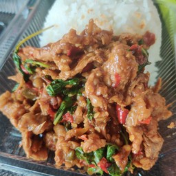 กะเพราเนื้อชิ้นราดข้าว