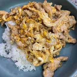 ข้าวหมูคั่วไข่