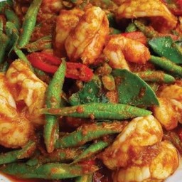 ข้าวผัดพริกแกงกุ้งฟรีไข่ดาว