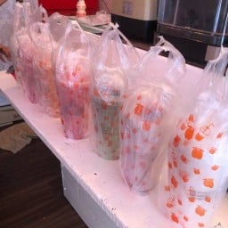 93 cafe’ ตรงข้ามโรงงานอินโดไทย ต้นซอย ขวามือ เก้าอี้หน้าร้านสีขาว