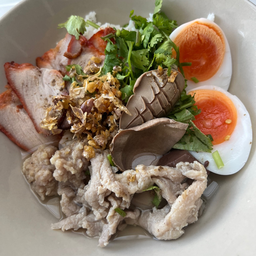 ต้มเลือดหมูรวม เพิ่มหมูแดง+ไข่ต้ม