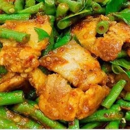 ข้าวพริกแกงหมูสามชั้นฟรีไข่ดาว