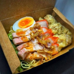 กล่อง บะหมี่ เกี๊ยว หมูแดง+หมูกรอบ+ไข่