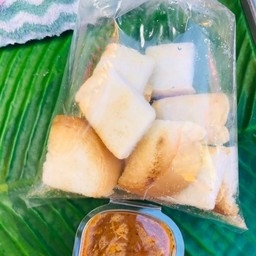 ขนมปัง 2 แผ่น พร้อมน้ำจิ้ม