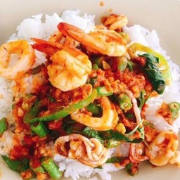 ข้าวผัดพริกแกงทะเลรวมฟรีไข่ดาว