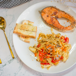 เฟตตูซินีครีมซอสไข่กุ้งแซลมอนย่าง