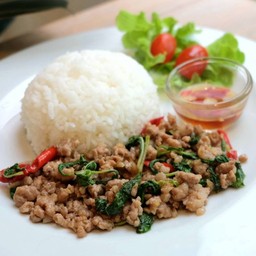 ข้าวหมูสับผัดโหระพา