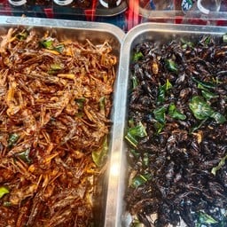จิ้งหรีดทอดกับตั๊กแตน(2อย่างรวม)