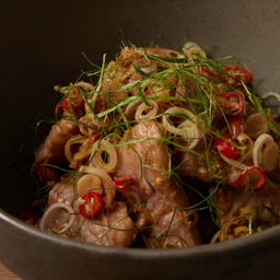 หมูผัดกะปิสมุนไพร