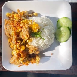 หมูกระเทียมผัดไข่ราดข้าว