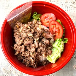 ข้าวหน้าเนื้อสับกระเทียมพริกไทย
