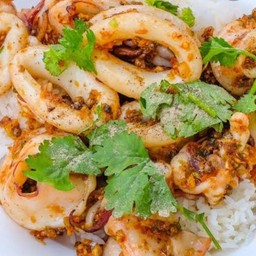 หมึกทอดกระเทียม เป็นกับ