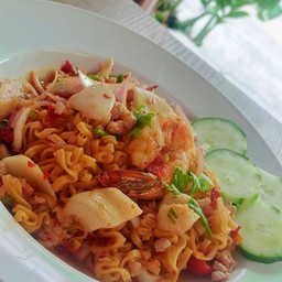 ยำมาม่า กุ้ง หมึก หมู