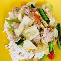 ผัดผักรวมมิตรหมูราดข้าว