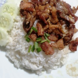 ข้าวหมูทอดกระเทียม