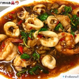 กระเพราทะเลราดข้าว