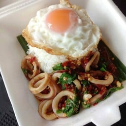 กระเพราปลาหมึกไข่ดาว