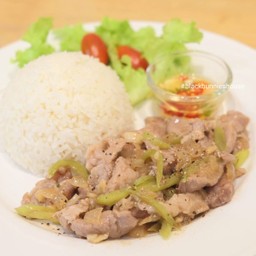 ข้าวหมูชิ้นผัดพริกหยวก