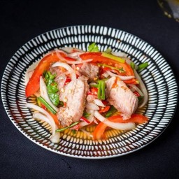 ยำคอหมูย่าง