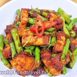 พริกแกงหมูกรอบ