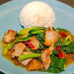 คะน้าหมูกรอบ