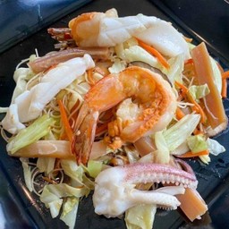 [อร่อยซ่ากับโค้ก] ผัดหมี่ซั่วทะเล +  โค้ก ออริจินัล (ขวด)