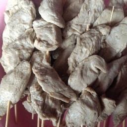 ลูกชิ้นทอด นำ้จิ้มรสเด็ด