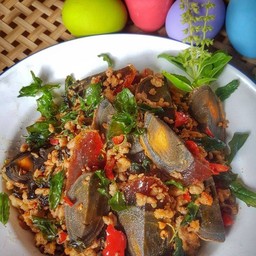 กระเพราเนื้อสับไข่เยี่ยวม้า ราดข้าว