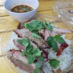 คอหมูอบโอ่งราดข้าว