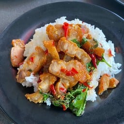 กะเพราหมูกรอบ