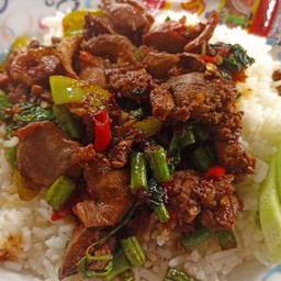 ผัดกระเพราเครื่องในไก่