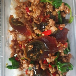 ข้าวกระเพราไข่เยี่ยวม้า