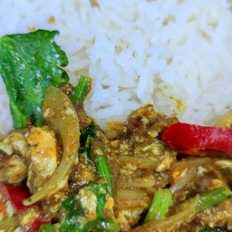 ผัดผงกะหรี่หมูกรอบ