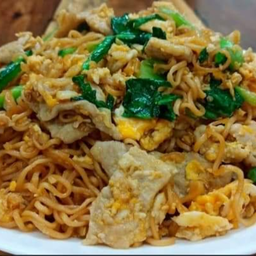 มาม่าผัดหมูไข่