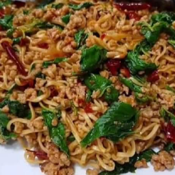 มาม่าหมูสับผัดกระเพราพริกแห้ง