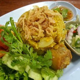 ข้าวผัดผงกะหรี่น่องไก่