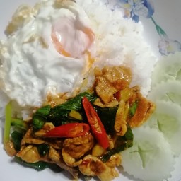 คะน้าผัดเครื่องแกงราดข้าว