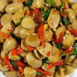 กระเพราลูกชิ้นหมู (กับข้าว)