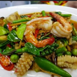 ผัดฉ่าทะเลเป็นกับ