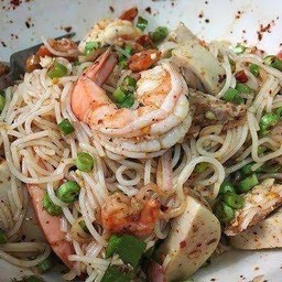 ยำขนมจีนกุ้งลวกหมูยอ