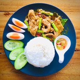 ข้าว + เครื่องแกง (เนื้อสัตว์เลือกได้ ) ( ไม่รวมไข่ ) ( Curry Rice )