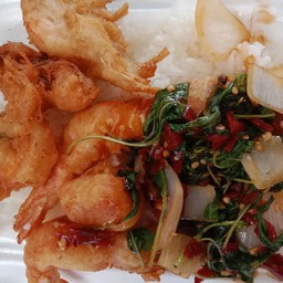 ข้าวกระเพรากุ้งกรอบ