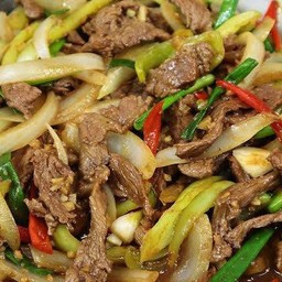 ข้าวราดผัดพริกหยวกเนื้อ