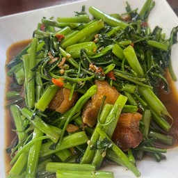 ข้าวราดผัดผักบุ้งไฟแดง