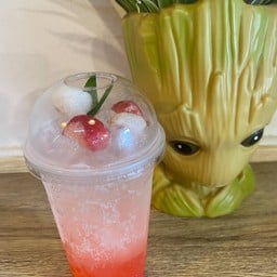 สตอเบอรี่ ลิ้นจี่ โซดา