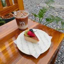 Chummy cof & slow bar (กาเเฟ มัทฉะ เบเกอรี่) The Compals