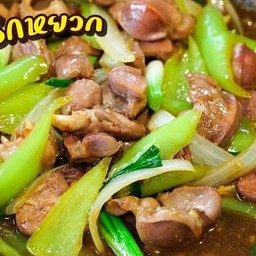 ข้าวราดผัดพริกหยวกเครื่องในไก่