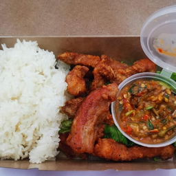 ข้าวเหนียวหมูทอดผักสด