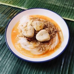 [อร่อยซ่ากับโค้ก] ขนมจีนน้ำยากระทิลูกชิ้น +  โค้ก ออริจินัล (ขวด) 