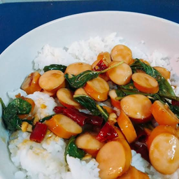 ข้าวกระเพราไส้กรอกหนังกรอบ+ไข่